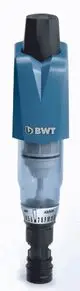 BWT-Filter mit transparentem Gehäuse und manuellem Einstellrad. Anschlussmodul am unteren Ende, zur Wasserfiltration ausgelegt.
